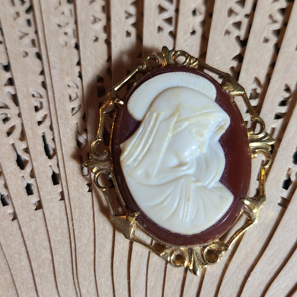 Antique Gold and Cream Cameo Brooch